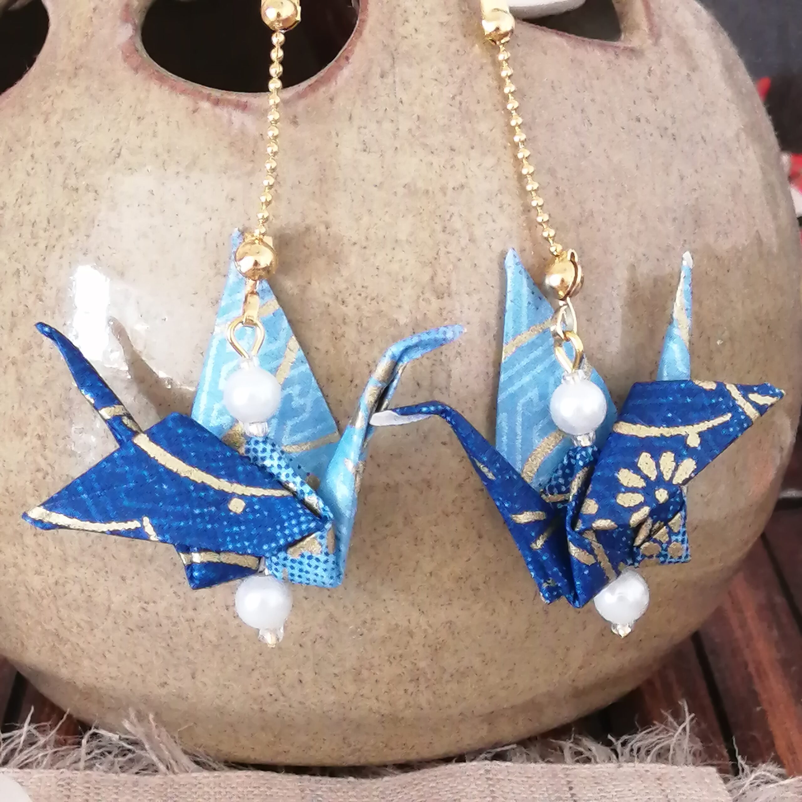Tsuru Earrings blue gold-toned
